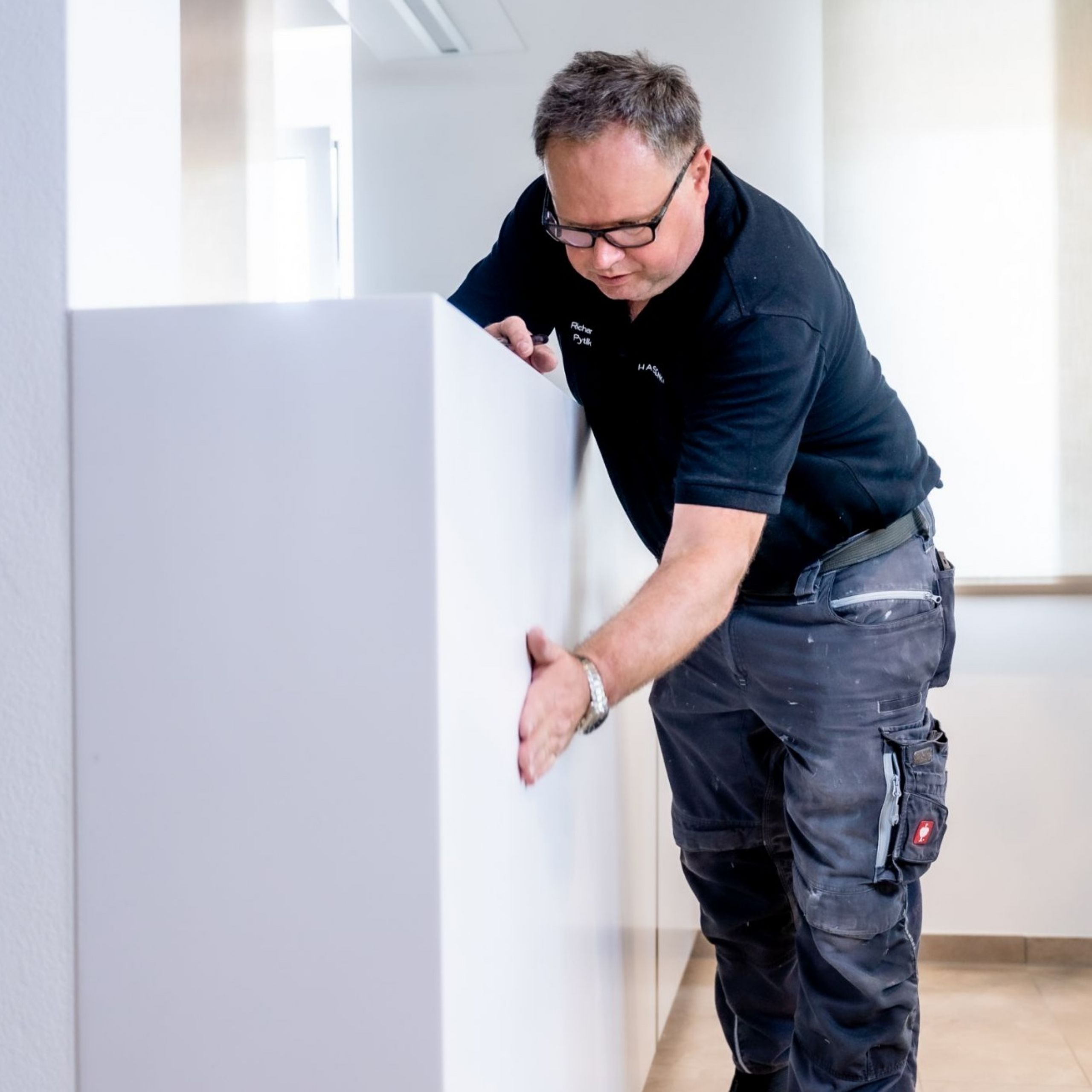 schreiner-bei-bearbeitung-einer-theke