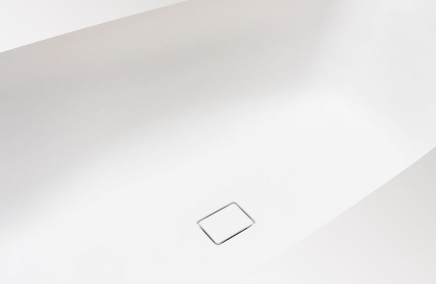 ablaufdeckel-einer-weißen-badewanne-aus-mineralwerkstoff