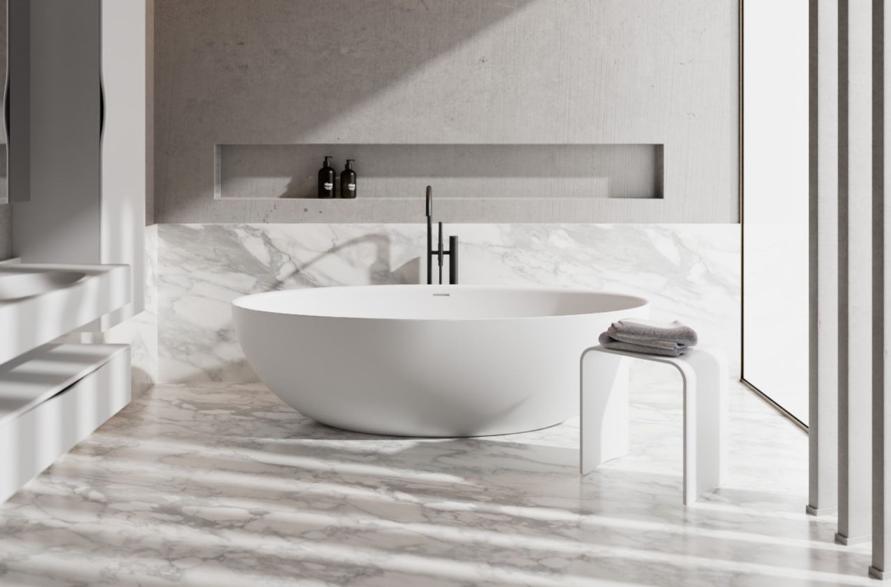 freistehende-Badewanne-aus-Mineralwerkstoff-in-einem-badezimmer-in-marmoroptik