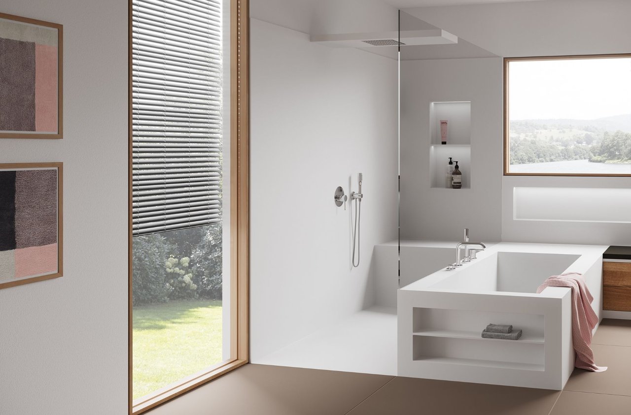 Badewanne-mit-Dusche-und-Glastrennwand-ebenerdig