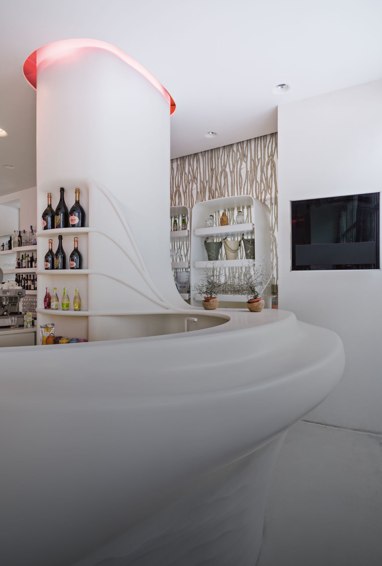 weiße-Theke-aus-Mineralwerkstoff-für-den-Barbereich