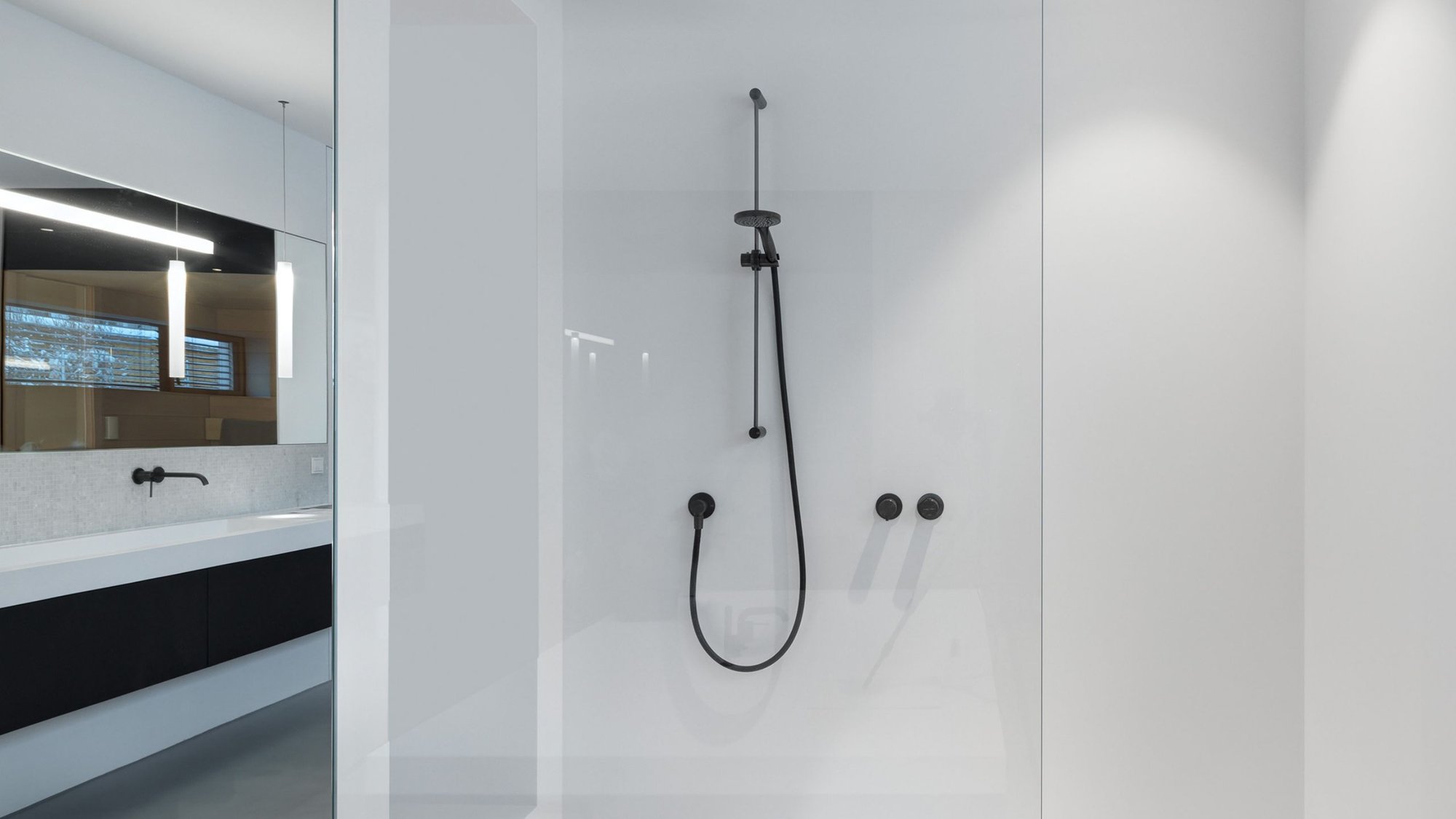 Badezimmer-Duschbereich-Mineralwerkstoff-Duschwand-schwarze-armaturen-Duschbrause-minimalistisches-design Badezimmer-Duschbereich-Mineralwerkstoff-Duschwand-schwarze-armaturen-Duschbrause-minimalistisches-design