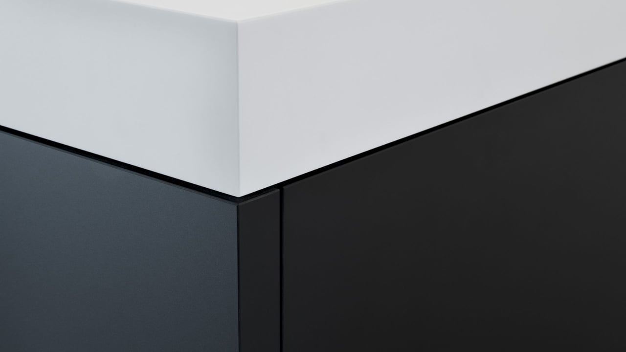 Badezimmer-Waschtisch-Mineralwerkstoff-Platte-Waschtischunterschrank-Detail-fuge-Schwarz-Weiss-Kontrast