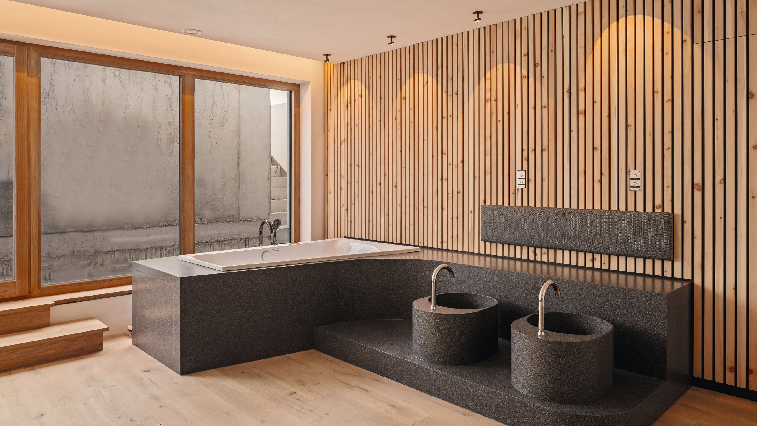 wellness-oase-mit-holzverkleidung-und-einbaubadewanne