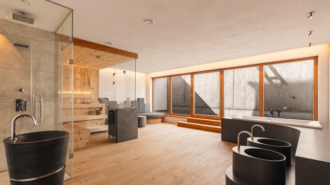 Wellness-Oase-Privat-Spa-Mineralwerkstoff-Waschtische-freistehend-Sauna-Glastuer-holzfussboden-naturstein