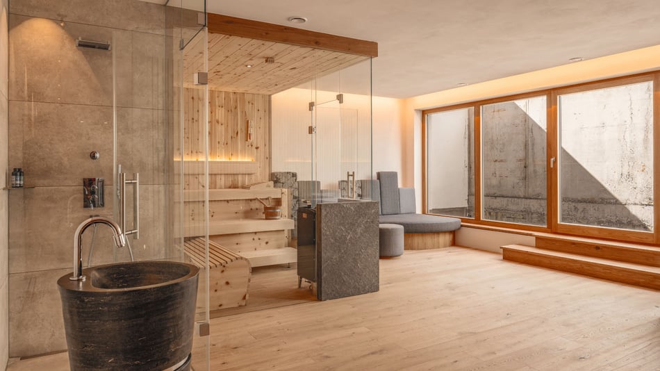 Wellness-Oase-Privat-Spa-Sauna-Glastrennwand-Duschbereich-Waschtisch-Naturmaterialien-Holz