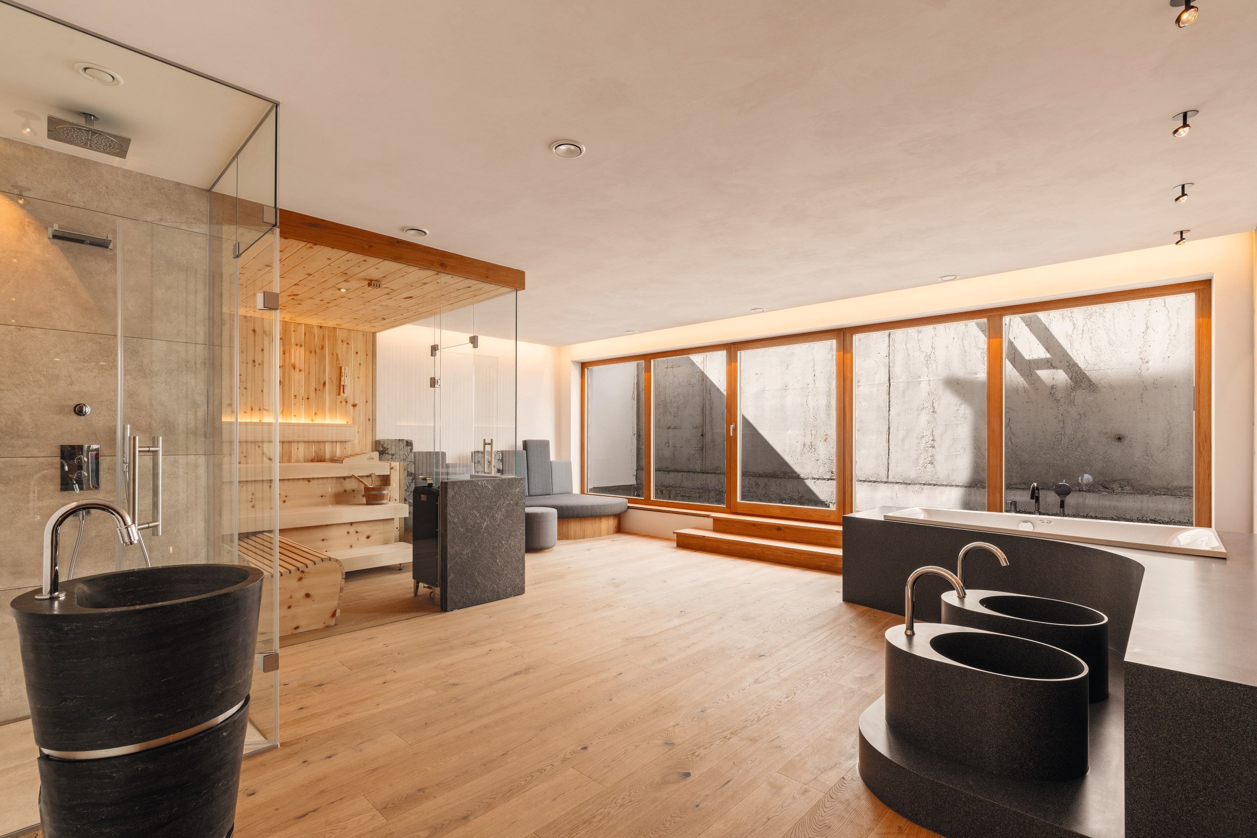 hochwertige-wellnessoase-mit-sauna-und-holzverkleidungen