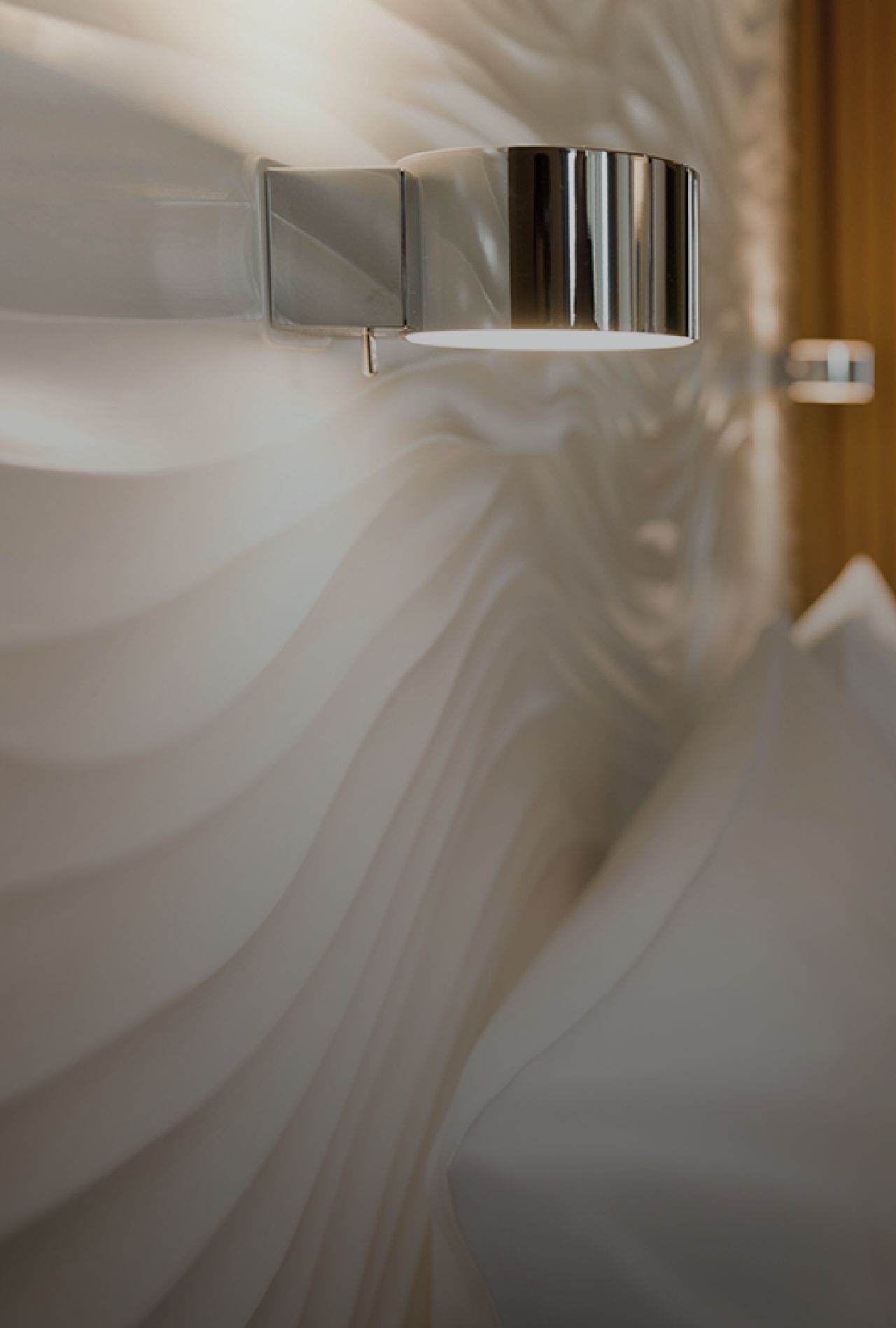 Hasenkopf-Massgeschneiderte Wandverkleidungen-mit-silberner-lampe