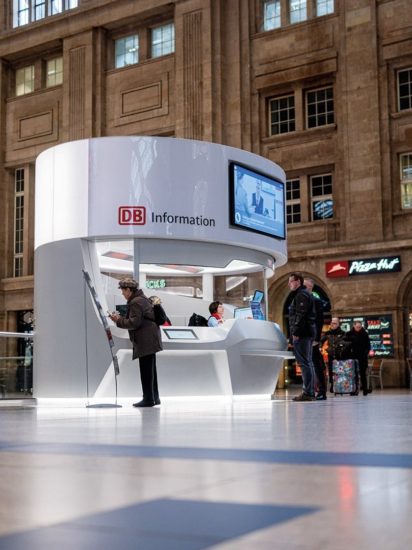 Hasenkopf-Projekt-Deutsche-Bahn-weiße-Mineralwerkstofftheke-Empfang-mit-Besuchern