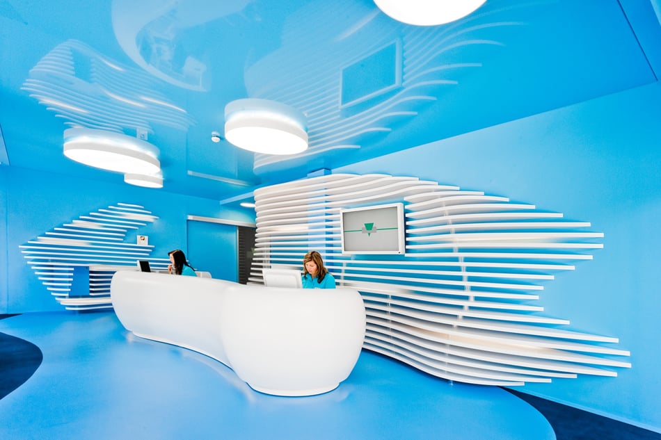 Hasenkopf-Projekt-Praxis-Schnorbach-3D-Theke-Corian-White-und-blauen-Boden-und-Waenden