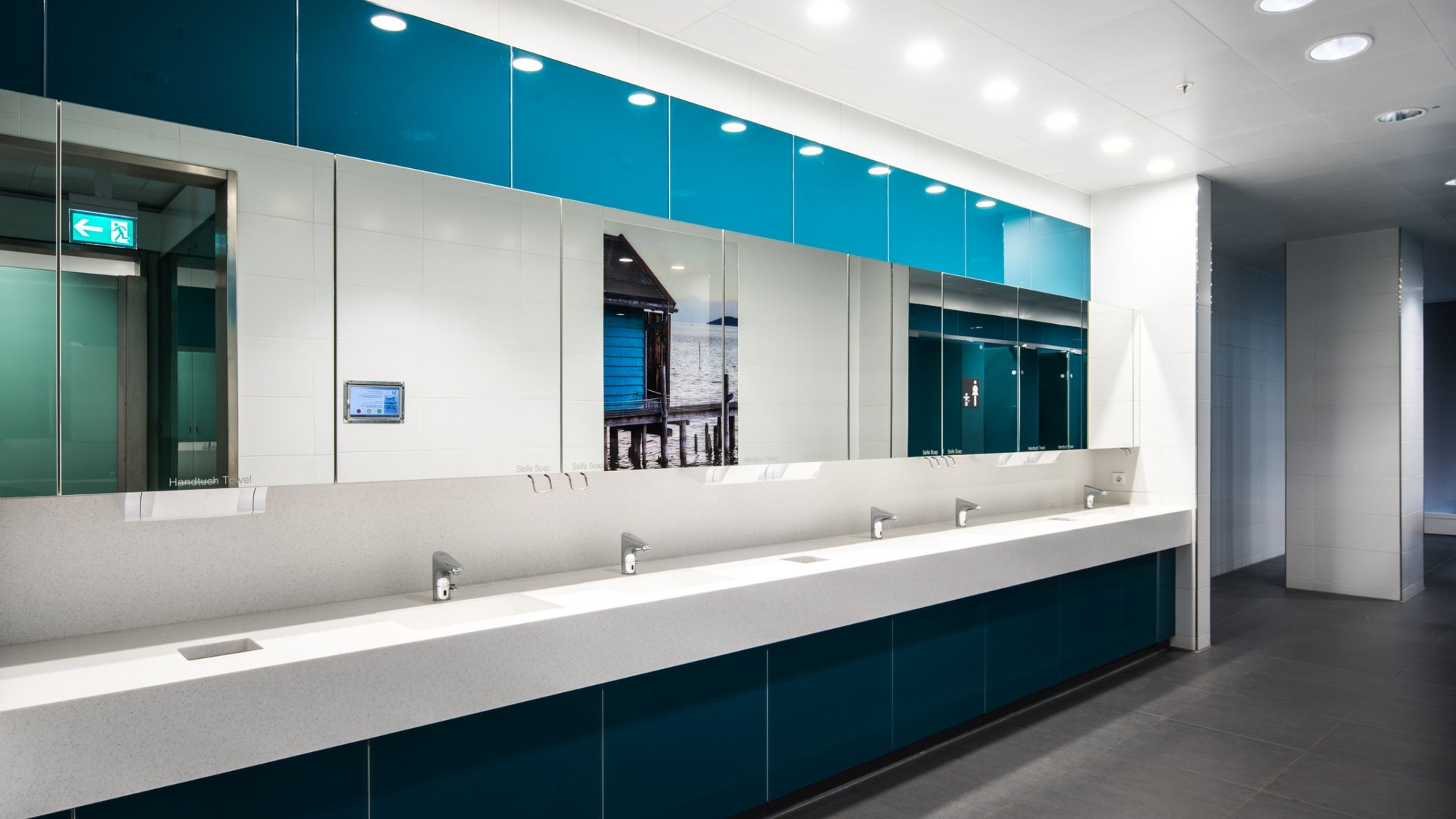 Reihenwaschtisch-aus-Corian-in-Waschräumen-des-Flughafens-Muenchen-Terminal-2 Reihenwaschtisch-aus-Corian-in-Waschräumen-des-Flughafens-Muenchen-Terminal-2