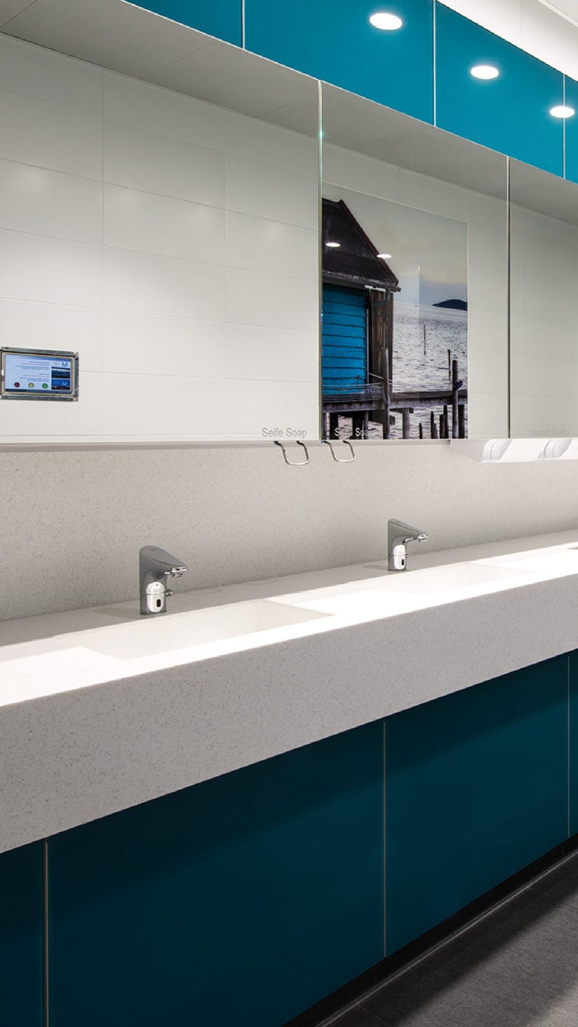 Waschtisch-aus-Corian-mit-Spiegelwand-im-Flughafen-Muenchen-Terminal-2 Waschtisch-aus-Corian-mit-Spiegelwand-im-Flughafen-Muenchen-Terminal-2