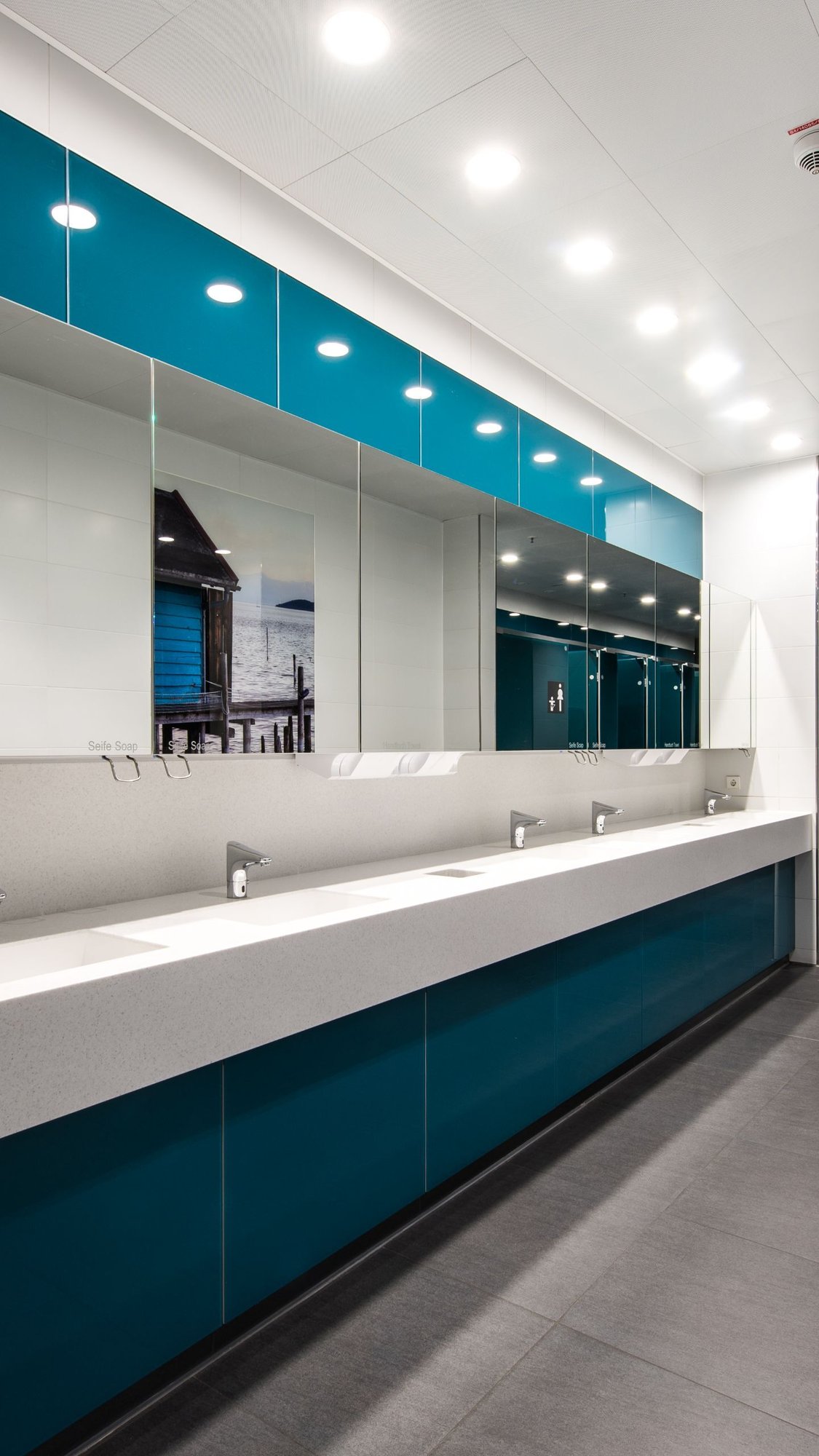 Waschtisch-mit-Spiegelschrank-aus-Corian-im-Flughafen-Muenchen-Terminal-2 Waschtisch-mit-Spiegelschrank-aus-Corian-im-Flughafen-Muenchen-Terminal-2