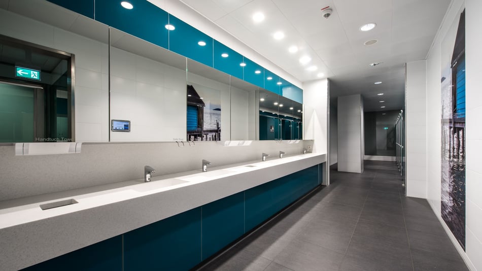 Waschtischanlage-aus-Corian-in-öffentlichem-WC-am-Flughafen-Muenchen-Terminal-2 (Bettina Buschbeck - www.bettinabuschbeck.com)