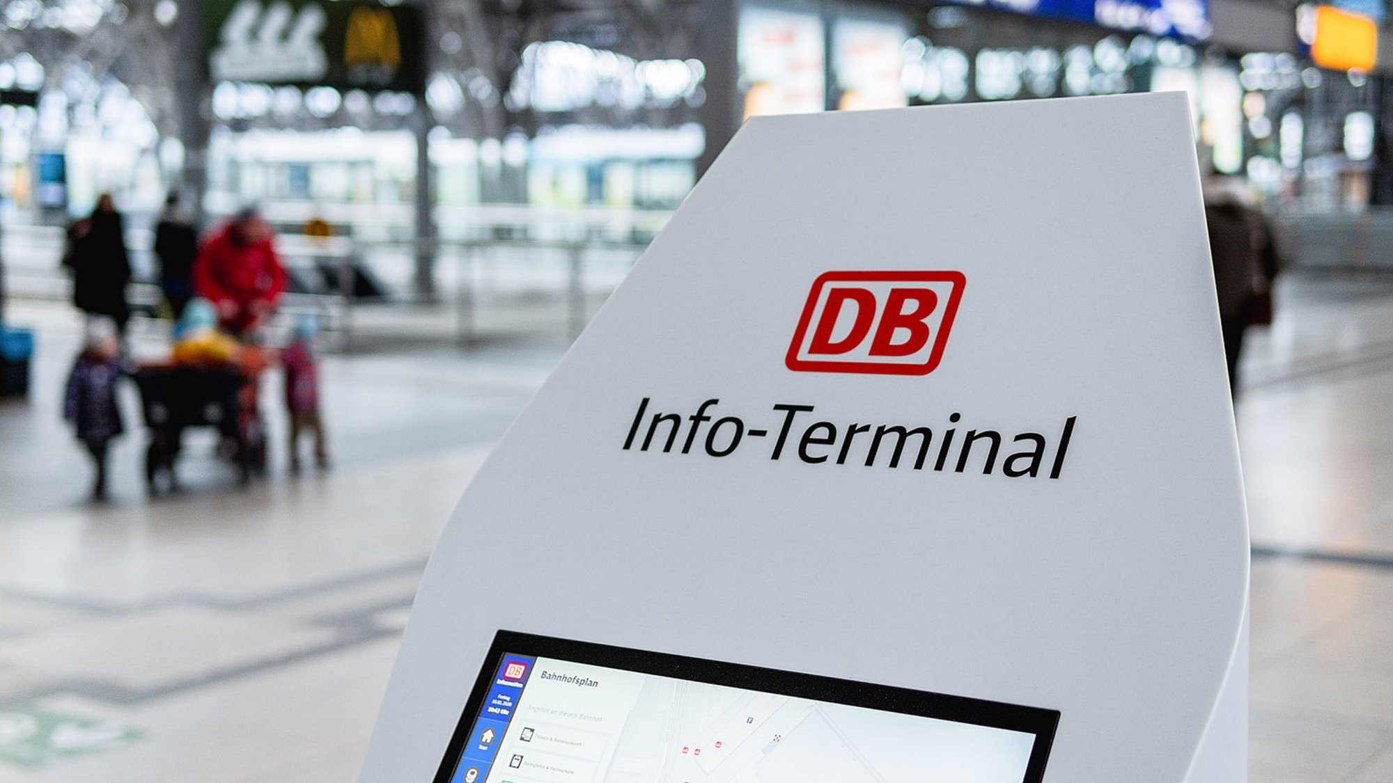 Detailaufnahme-des-weissen-Corian-Info-Terminal-der-Deutschen-Bahn-mit-DB-Logo-und-Touchscreen