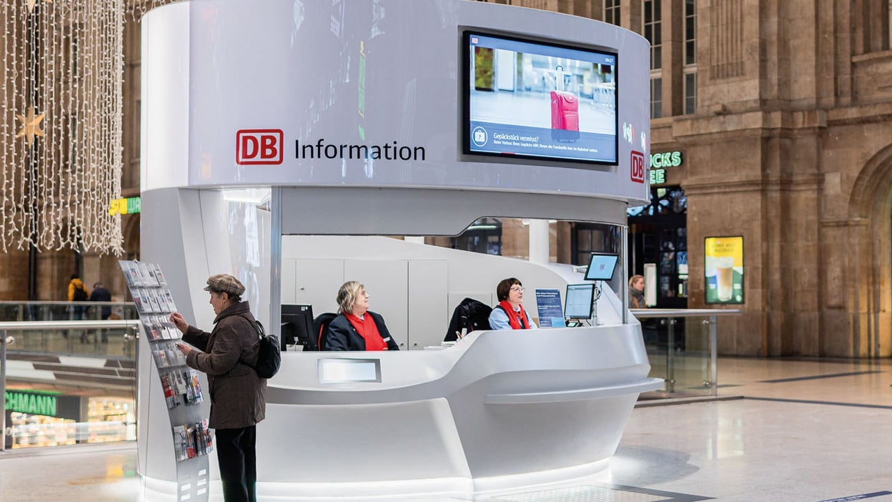 Runder-DB-Infocounter-aus-Mineralwerkstoff-in-der-Bahnhofshalle-Leipzig-gefertigt-von-Hasenkopf