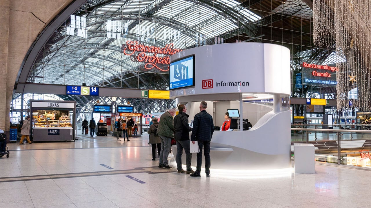 Runder-Infocounter-der-Deutschen-Bahn-in-der-Bahnhofshalle-Leipzig-mit-Corian-Thekenplatte