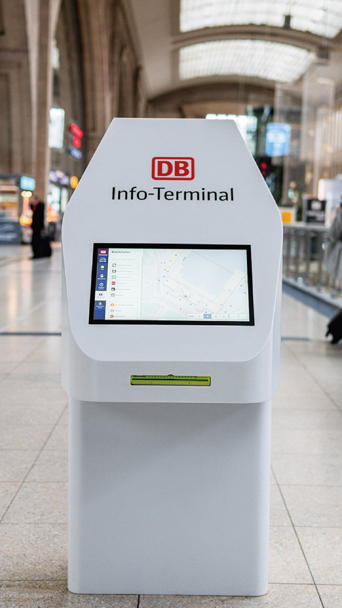 Weisses-Infoterminal-der-Deutschen-Bahn-mit-Touchscreen-und-Ticket-Ausgabeschlitz