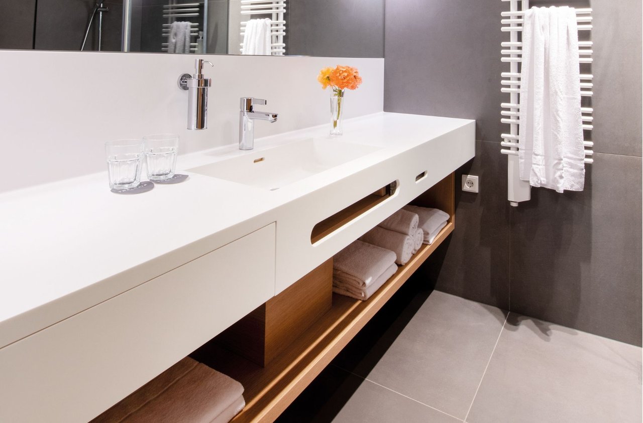 unterbaubecken-aus-weißem-mineralwerkstoff