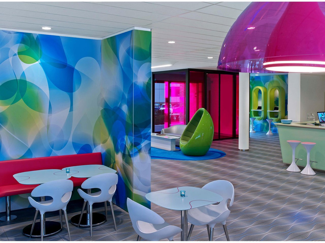 Bunte-Innenausstattung-aus-Mineralwerkstoff-im-Hotel-Prize-by-Radisson-Hamburg