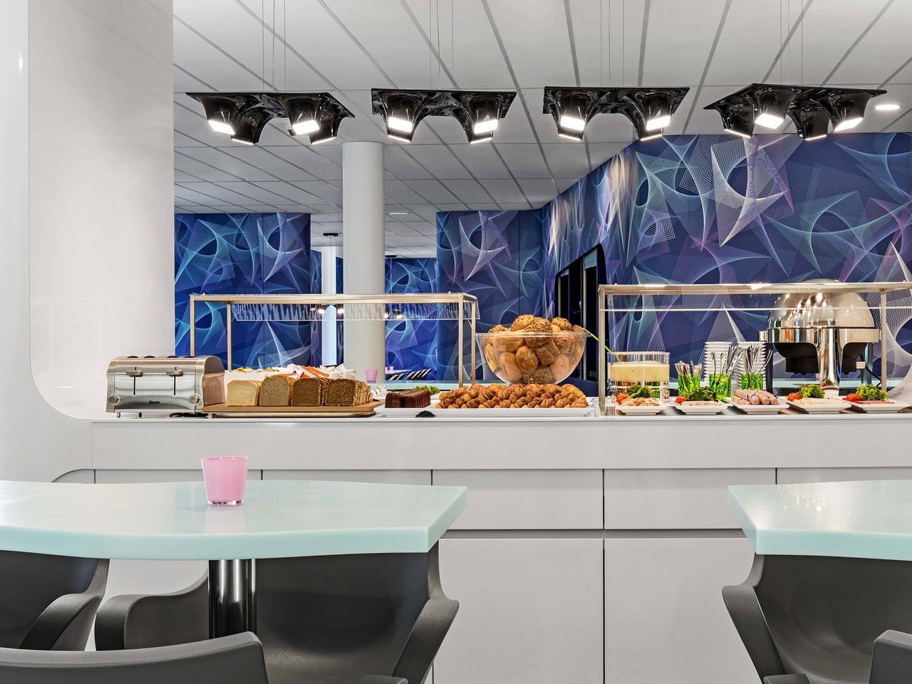 Hasenkopf-Projekt-Prizeotel-in-Hamburg-St-Pauli-Tischdesign-von-Hasenkopf-aus-Mineralwerkstoff