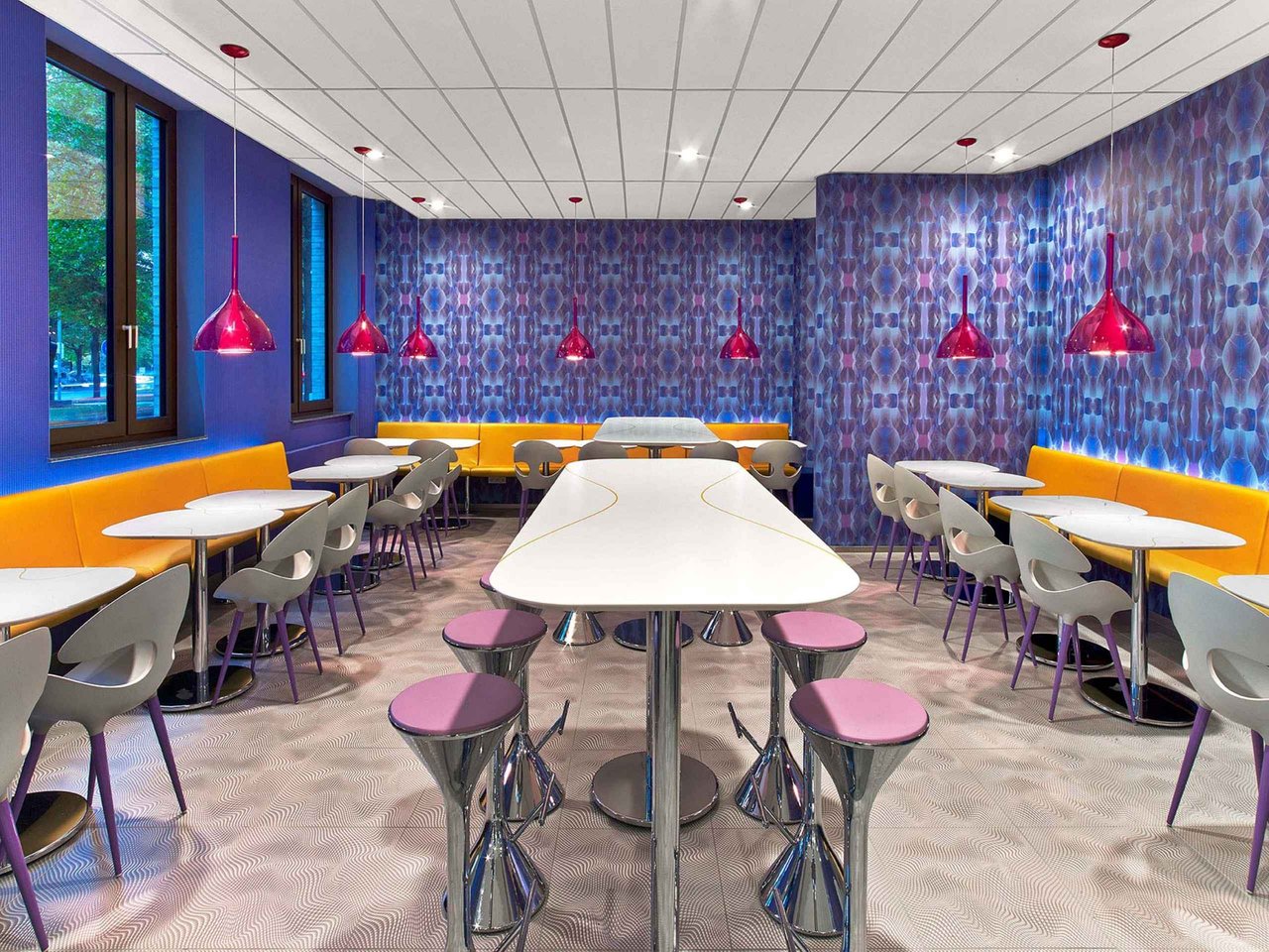 Bunter-Speiseraum-von-Pricethotel