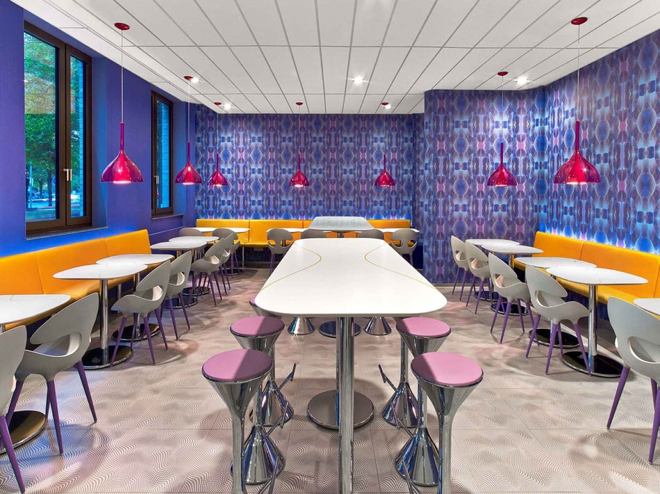 bunter-speisesaal-des-prize-hotels-by-radisson