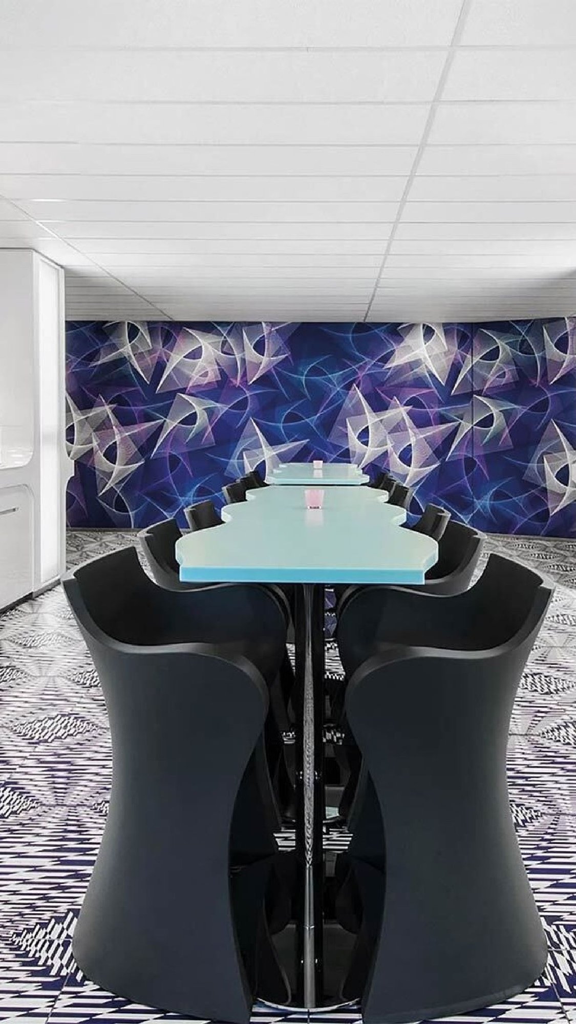 Prizeotel-Hamburg-Tischgruppe-Mineralwerkstoff-Tischplatte-Karim-Rashid-Design-blaue-Stuehle-hochformat