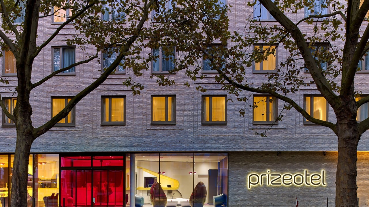 Prizeotel-Hannover-Aussenansicht-Gebaeude-rote-fassade-beleuchtung-hotelfoyer