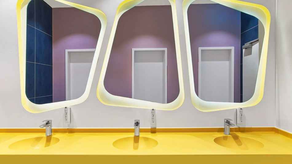 Prizeotel-Hannover-Waschtischanlage-Mineralwerkstoff-Gelb-fugenlos-Waschbecken-Designspiegel