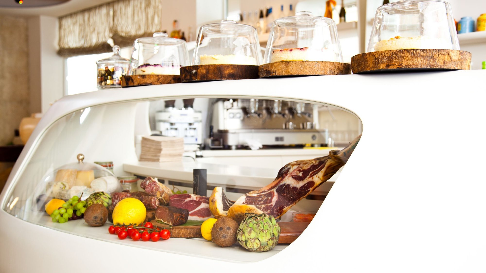 Gastronomie-Projekt-5-Stuttgart-Corian-Kuehlvitrine-Nahaufnahme-Aufschnitt-Kaese-3D-verformt-Mineralwerkstoff