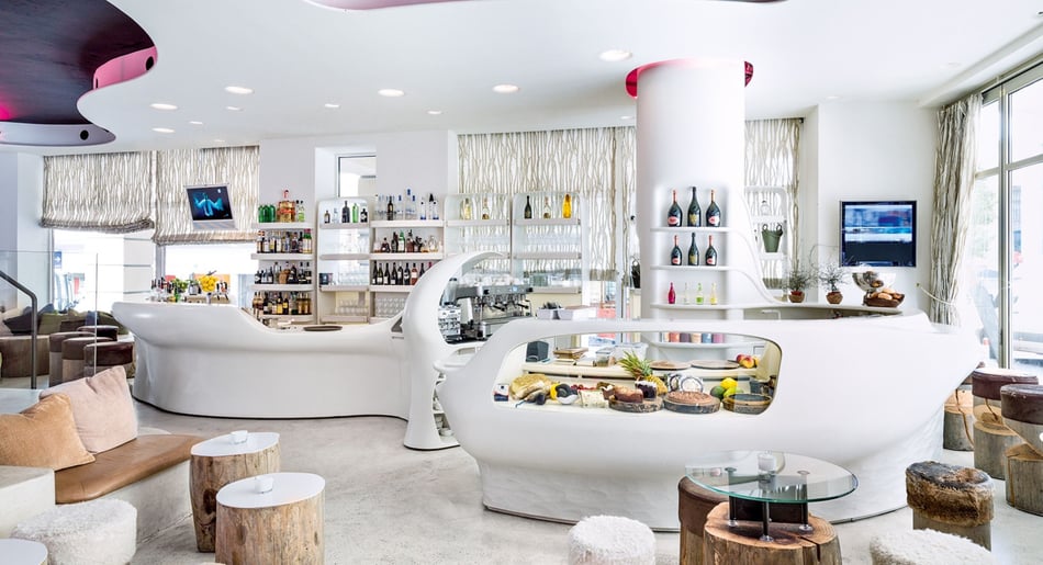 Gastronomie-Projekt-5-Stuttgart-Interior-Corian-Bartheken-Mineralwerkstoff-grossansicht-Kuehlvitrine-Thekenanlage