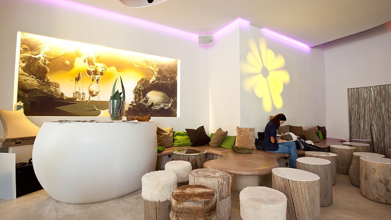 Gastronomie-Projekt-5-Stuttgart-Lounge-Bereich-Mineralwerkstoff-Hocker-Holzstamm-Sitzmoebel-rund-geformt