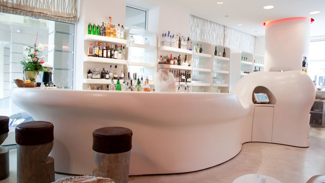 Zedo-Bar-Stuttgart-Corian-Bartheke-Corian-Cameo-White-runde-form-mineralwerkstoff-innengestaltung
