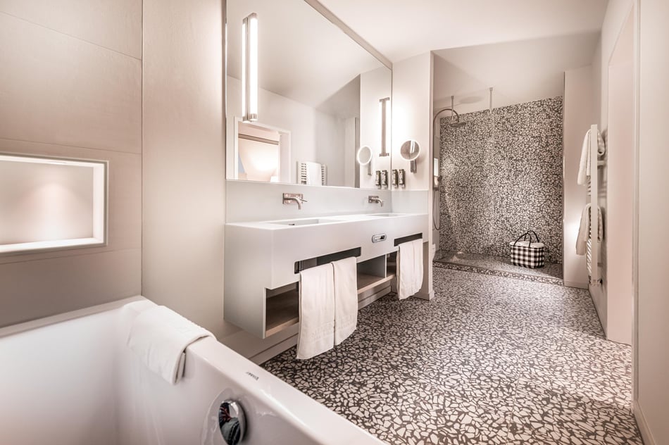 Badezimmer-aus-Mineralwerkstoff-Steigenberger-Hotel
