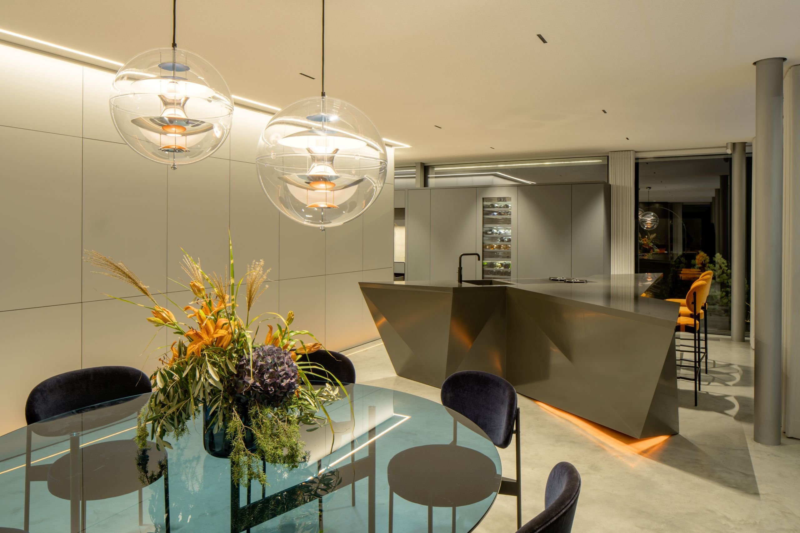 polygonale-theke-in-futuristischem-design