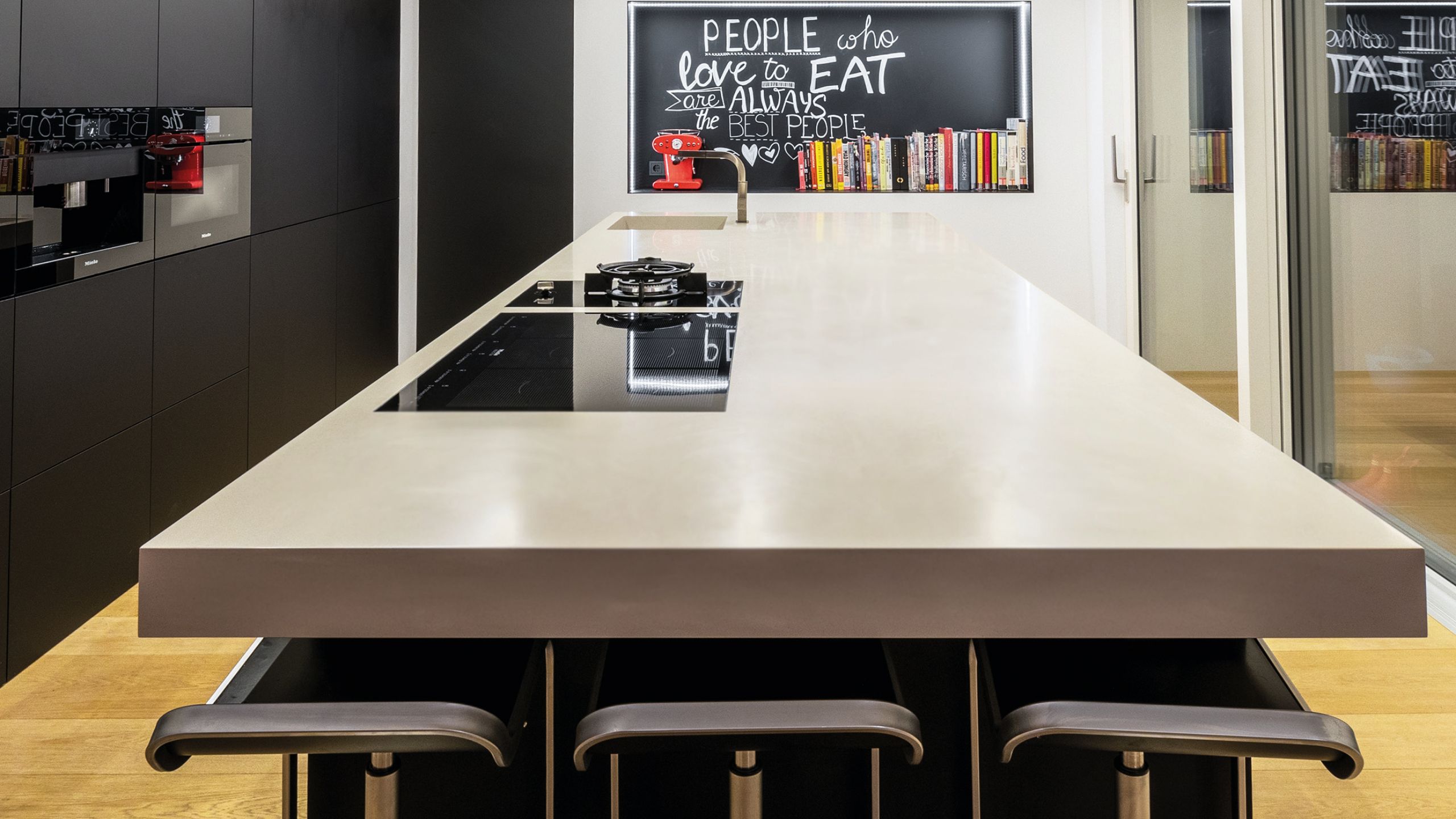 graue-arbeitsfläche-in-betonoptik