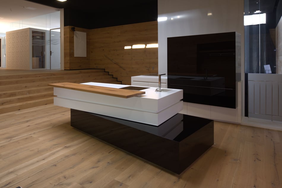 individuell-designte-kochinsel-mit-weißer-arbeitsflaeche-aus-Mineralwerkstoff-im-Hasenkopf-Gebaeude