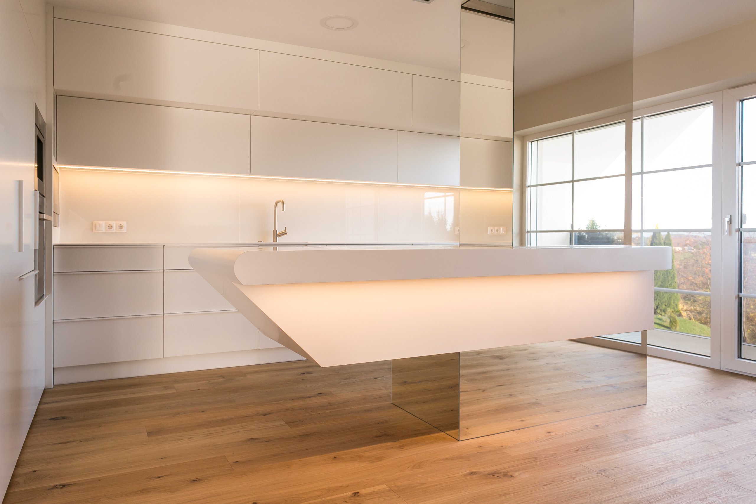 moderne-weiße-kücheninsel-in-schwebe-optik