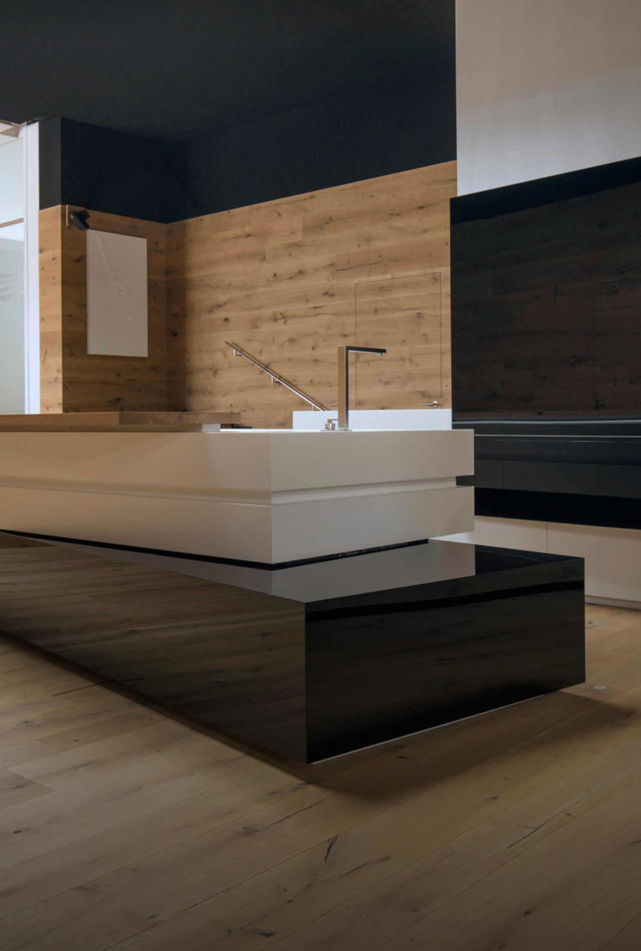 Schwarz-weiße-Hasenkopf-Kueche-aus-mineralwerkstoff-im-Gebaeude-von-Firma-Hasenkopf