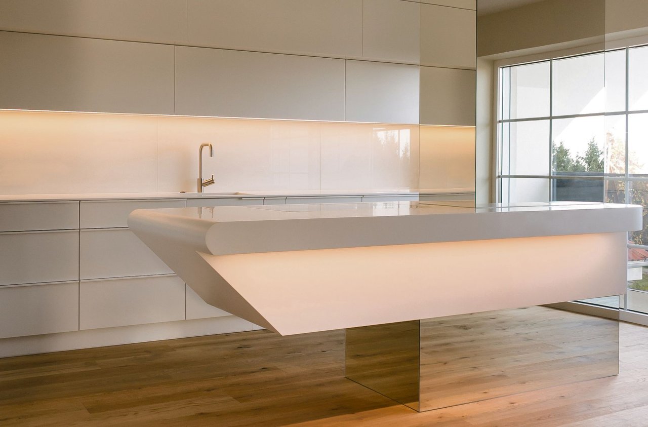 schwebende-theke-in-corian-glacier-white-von-hasenkopf-mit-spiegelelement
