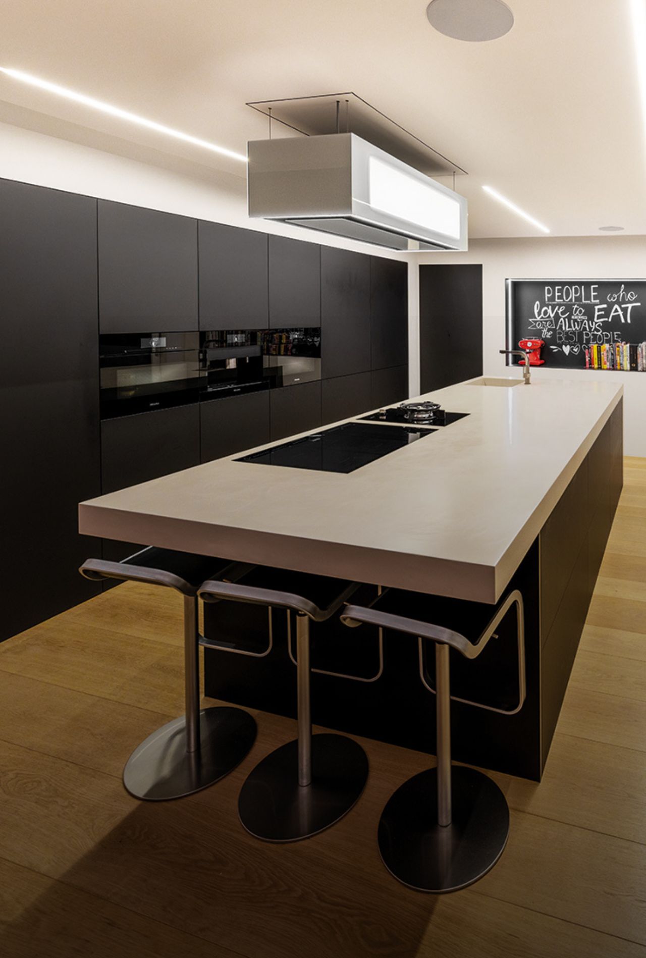 küchenarbeitsplatte-aus-weißem-mineralwerkstoff-mit-intergriertem-herd-von-hasenkopf