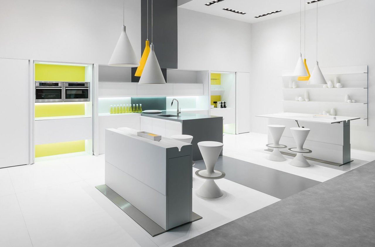 küchendesign-in-weiß-mit-arbeitsflächen-und-barhockern