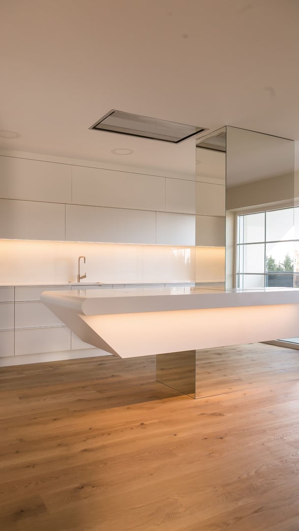 Hochformat-der-weissen-Kueche-mit-schwebender-Kuecheninsel-aus-Corian-gefertigt-von-Hasenkopf Hochformat-der-weissen-Kueche-mit-schwebender-Kuecheninsel-aus-Corian-gefertigt-von-Hasenkopf