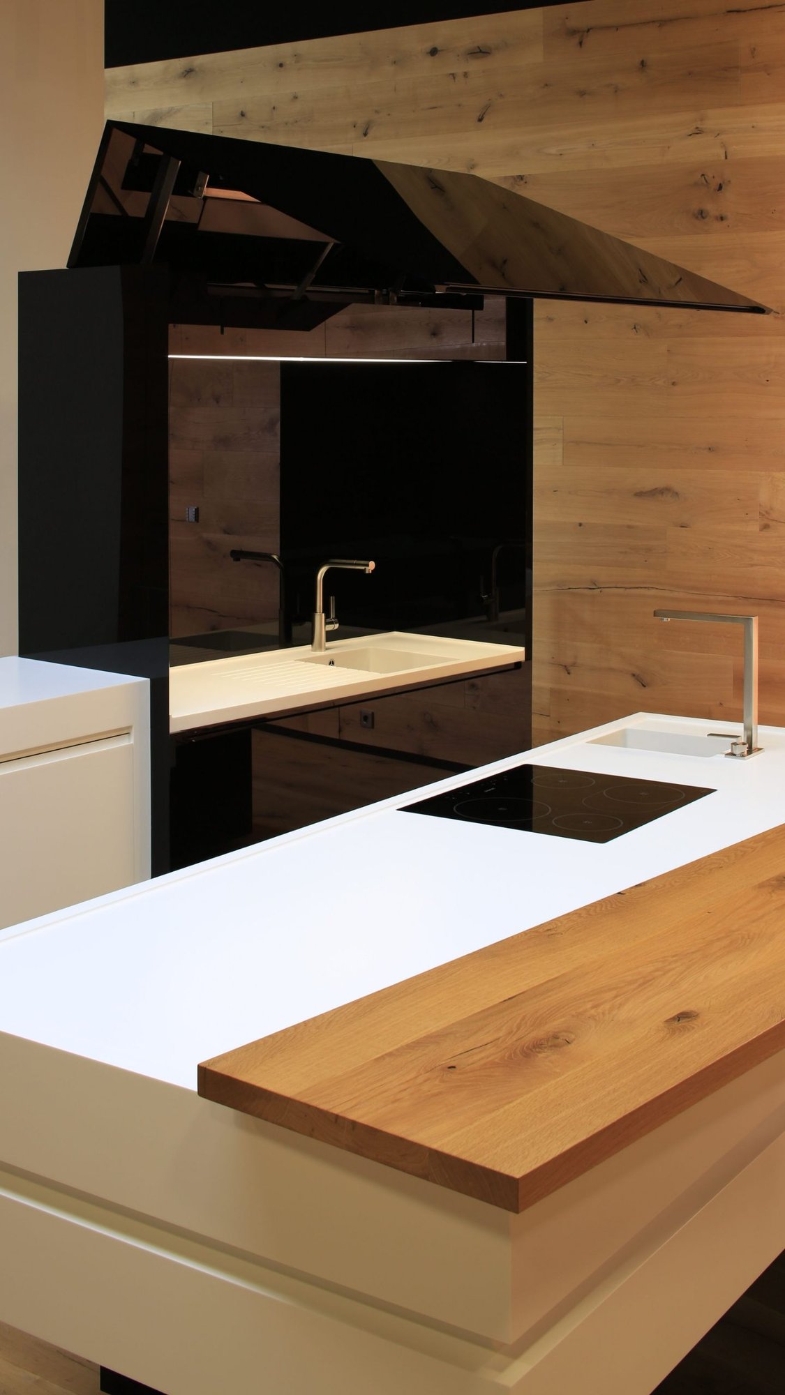 Corian-Arbeitsplatte-mit-integriertem-Kochfeld-und-Spuelbecken-in-minimalistischem-Design Corian-Arbeitsplatte-mit-integriertem-Kochfeld-und-Spuelbecken-in-minimalistischem-Design