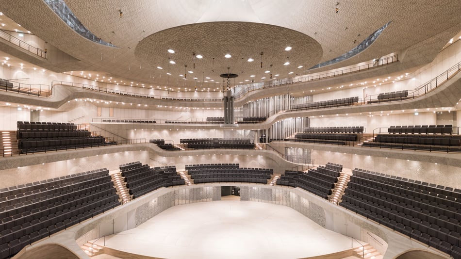 Blick-auf-den-Konzertsaal-der-Elbphilharmonie-mit-weißer-GIFAtec-Haut-und-muschelfoermigen-Akustikelementen-von-Hasenkopf