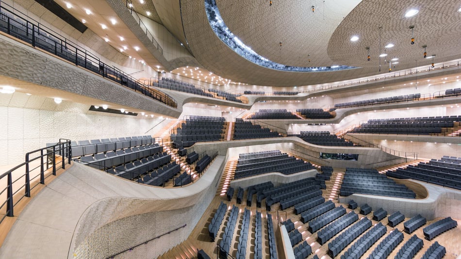 Seitlicher-Blick-auf-den-Konzertsaal-der-Elbphilharmonie-mit-weißer-GIFAtec-Haut-und-muschelfoermigen-Akustikelementen-von-Hasenkopf