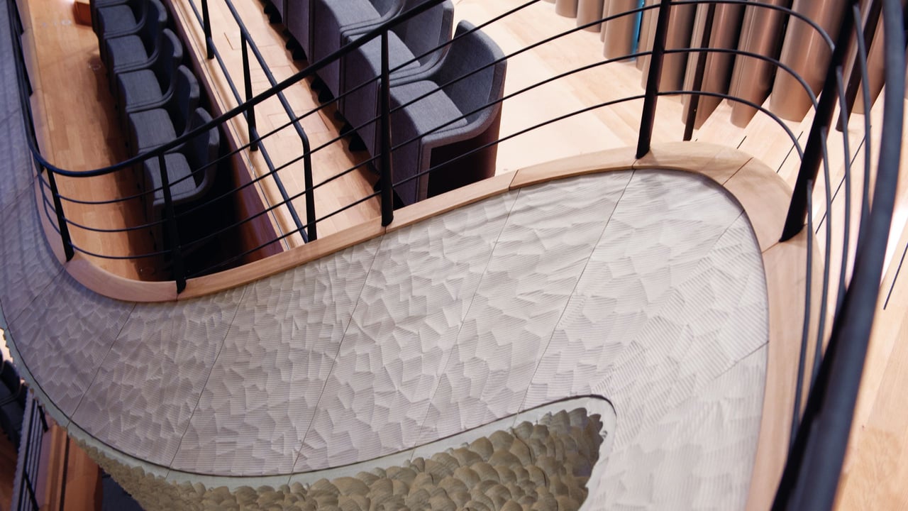 Detailaufnahme-des-Randlaufs-mit-gefraesten-GIFAtec-Oberflaechen-und-dunklen-Handlaeufen-im-Konzertsaal-der-Elbphilharmonie-Hamburg