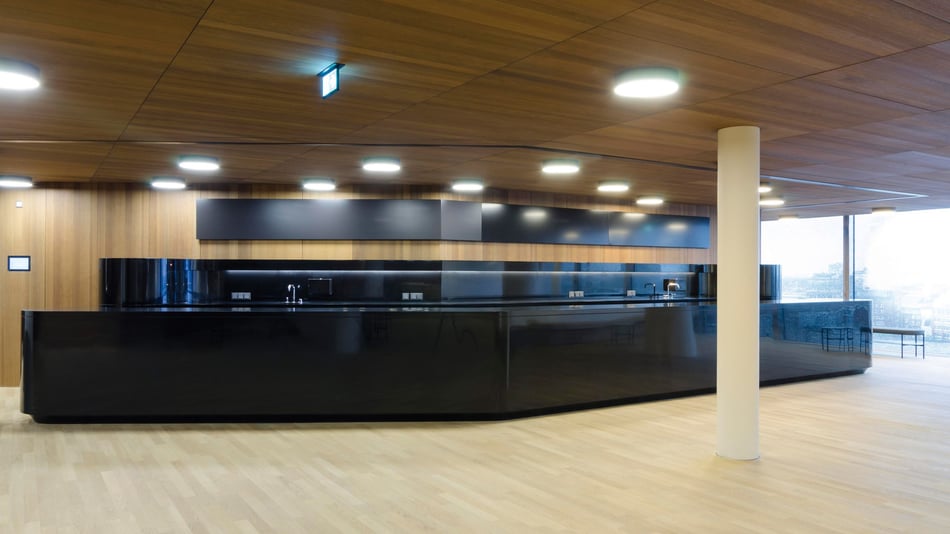 Gebogene-schwarze-Theke-im-Eingangsbereich-der-Elbphilharmonie-Hamburg-gefertigt-von-Hasenkopf