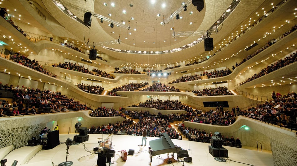 Gefuellter-Konzertsaal-der-Elbphilharmonie-Hamburg-mit-der-charakteristischen-weissen-Haut-aus-GIFAtec
